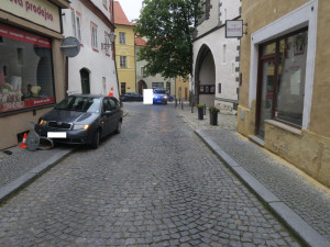 Řidič vjel na chodník. Srazil popelnici, okap a těžce zranil chodce