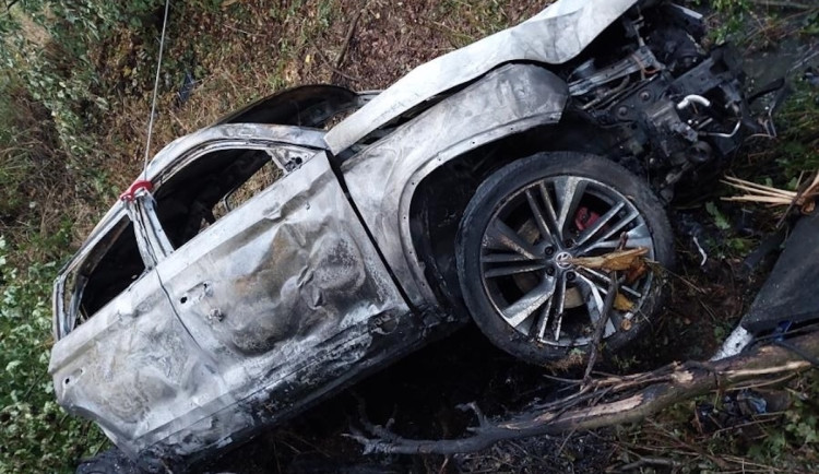 U Sedlce na Českobudějovicku zemřel dnes ráno řidič. Havarované auto začalo hořet