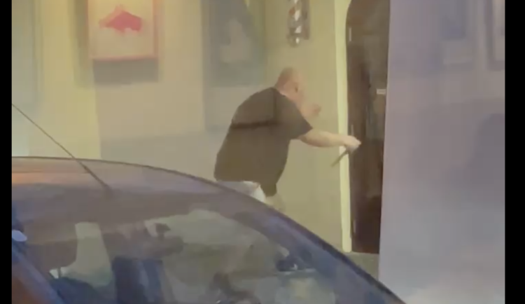 Drama v budějovických ulicích, policisté zpacifikovali agresivního muže s mačetou