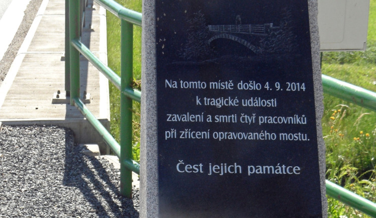 Výročí tragédie. Čtyři muži nepřežili pád mostu ve Vilémově, připomíná je památník