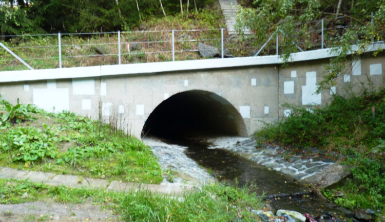 Stavební dělníci opravují most u Velkého Meziříčí. Rychlost je snížena na 100km/h