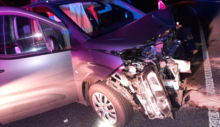 Na rovném úseku naboural do stromu a utekl. Na místě nechal zraněného spolujezdce