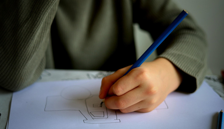 Fotka romského prvňáčka z Brna obletěla internet, nenávistné komentáře řeší policie