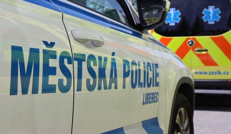 Konflikt několika osob v centru Liberce. Zraněný agresor útočil i na strážníky