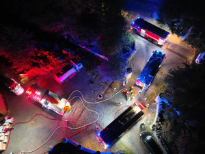 V Dobechově shořel celý srub, hasiči vyhlásili druhý stupeň požárního poplachu