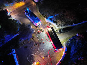 V Dobechově shořel celý srub, hasiči vyhlásili druhý stupeň požárního poplachu