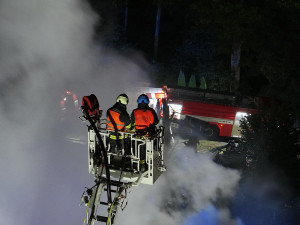 V Dobechově shořel celý srub, hasiči vyhlásili druhý stupeň požárního poplachu
