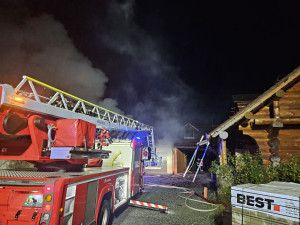 V Dobechově shořel celý srub, hasiči vyhlásili druhý stupeň požárního poplachu