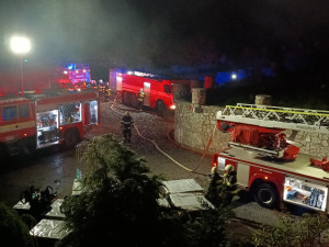 V Dobechově shořel celý srub, hasiči vyhlásili druhý stupeň požárního poplachu