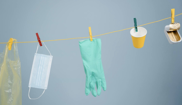 Jak na domácí třídění odpadu: Co (ne)patří do barevných kontejnerů?