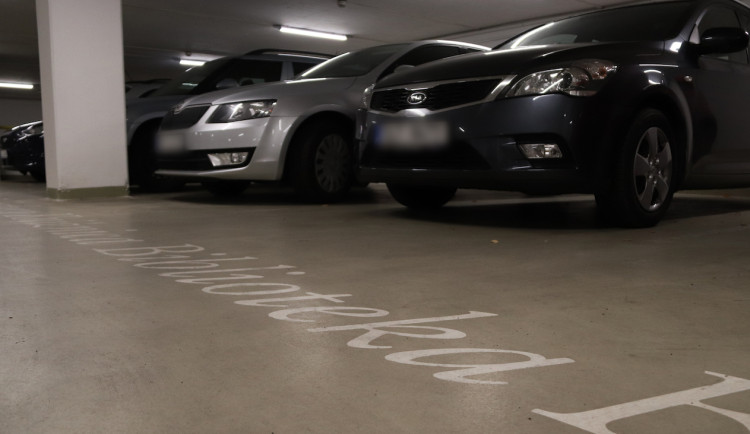 Knihovna na dva týdny zavře podzemní garáže. Čeká je oprava