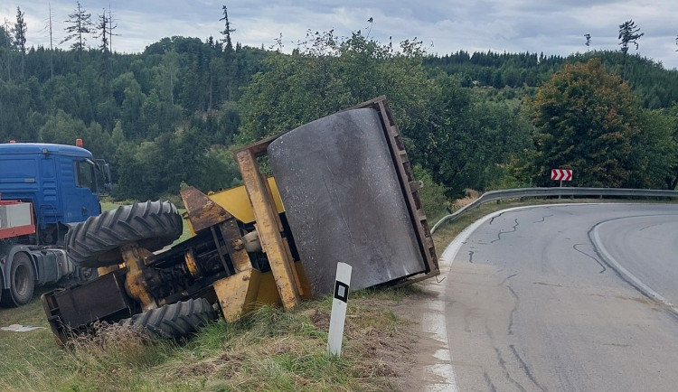 Dramatická situace na Třebíčsku: Řidič projel zatáčkou a z návěsu mu spadl válec
