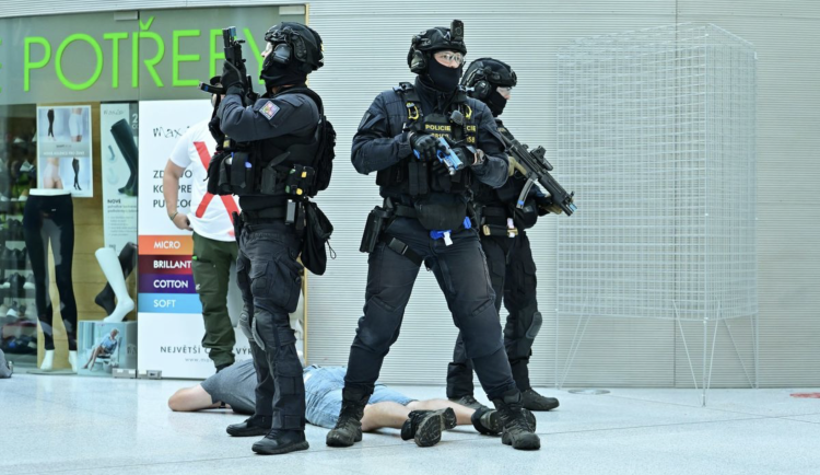 VIDEO: Střelba i a falešná krev. Policisté cvičili v nemocnici zásah proti útočníkům