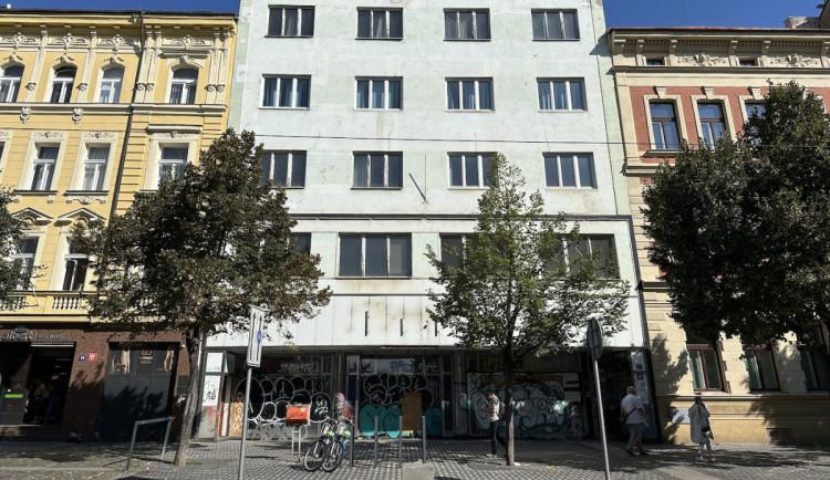 Chátrající Baťův dům ve Vršovicích se konečně dočká opravy. Vzniknou v něm bezbariérové byty