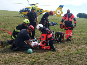 Mladá lezkyně zkolabovala na nejtěžší ferratě v Česku, záchranáři pro ni museli slanit