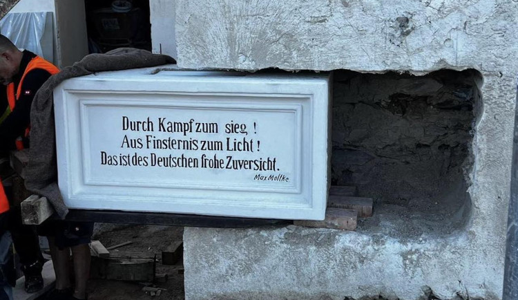 Základní kámen Slavie je zpět na svém místě, nese poselství pro další generace