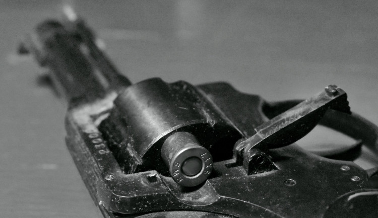 Muž v Brně střelil neznámou ženu do hlavy. Je agentkou cizí mocnosti, myslel si