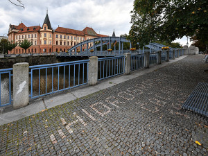 České Budějovice objektivem Milana Bindera a perem Martina Maršíka: Neviditelný nápis