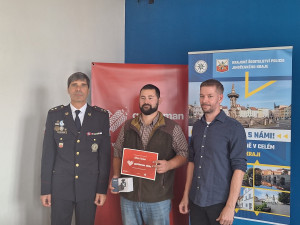 zleva_mluvčí PČR Milan Bajcura, zachránce Jiří Tecl, ředitel projektu Gentleman silnic Jan Marek.JP G