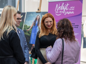 IGY hostí výstavu Pod vašimi křídly. Ukazuje příběhy onkologických pacientů