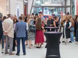 IGY hostí výstavu Pod vašimi křídly. Ukazuje příběhy onkologických pacientů