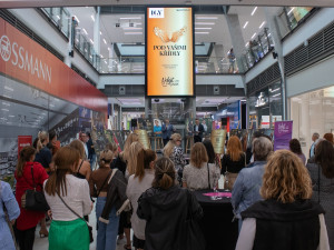 IGY hostí výstavu Pod vašimi křídly. Ukazuje příběhy onkologických pacientů