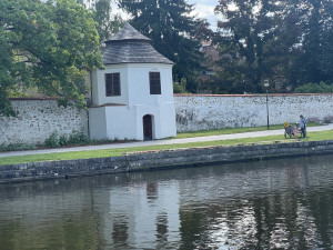 Ze Slepého ramene zmizely lavičky nad vodou. Čeká je oprava