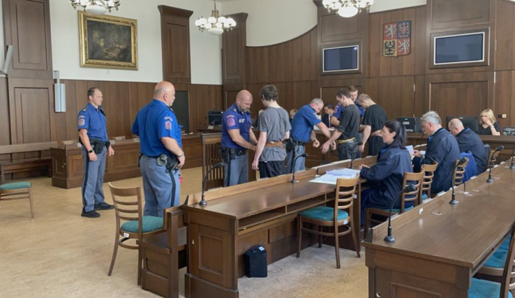 Za podíl na vraždě bezdomovce v Českém Krumlově potvrdil Nejvyšší soud 16,5 roku
