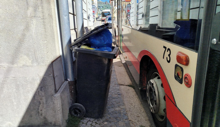 Nejužší chodník v Jihlavě aneb zrcátka trolejbusů těsně u hlavy. Město radí přejít na druhou stranu
