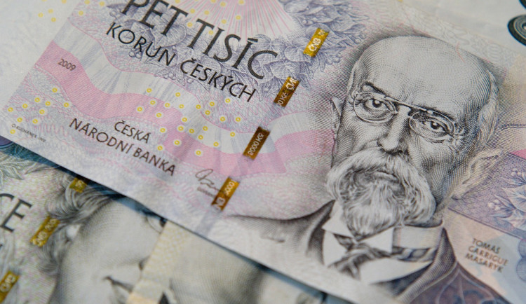 Seniorka naletěla podvodníkovi. Během týdne ji to stálo půl milionu