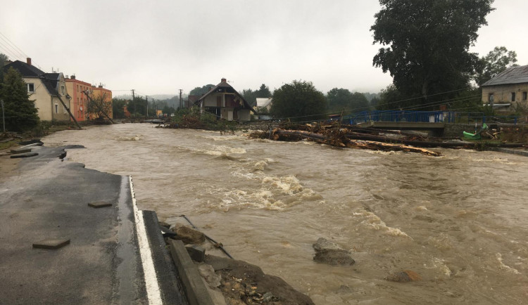 VIDEO: Při povodních šlo častokrát o život. Hasiči zachránili stovky lidí