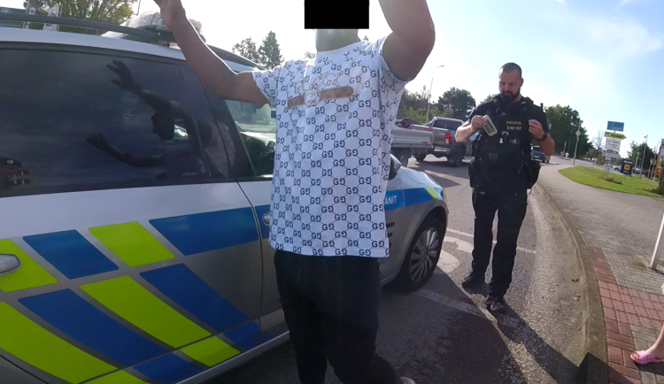 Muž okradl devadesátiletou stařenku, s její pomocí ho policie dopadla. Šlo o známou firmu