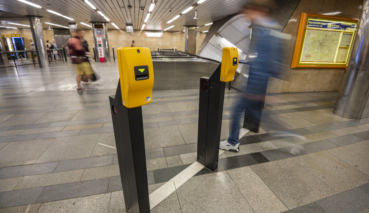 Žena řekla dceři, že se chce zabít, a ztratila se jí v metru. Rodina se o ni bála