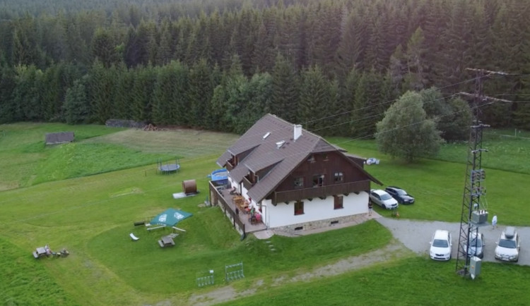 „Nevíme, jestli to stálo za to.“ Po natáčení Ano, šéfe zůstala na Šumavě hořká pachuť