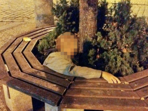 Opilec uvízl mezi lavičkou a stromem, nadýchal téměř čtyři promile