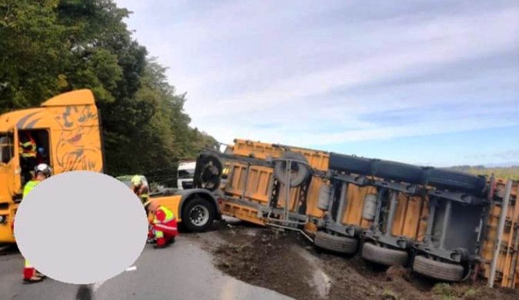 Na Pelhřimovsku boural náklaďák s návěsem. Řidiči musí jet po objížďce