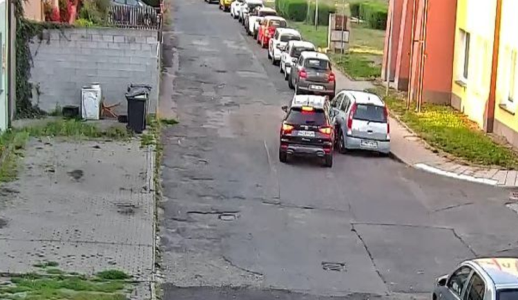 Řidič v Olomouci naboural Mitsubishi, od nehody ujel. Policie hledá svědky