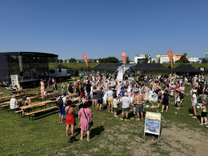 Bouda Burgers slaví 10 let! Budějce čeká obří 100 kg burger i hvězdní hosté