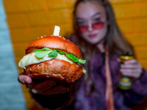 Bouda Burgers slaví 10 let! Budějce čeká obří 100 kg burger i hvězdní hosté
