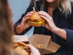 Bouda Burgers slaví 10 let! Budějce čeká obří 100 kg burger i hvězdní hosté