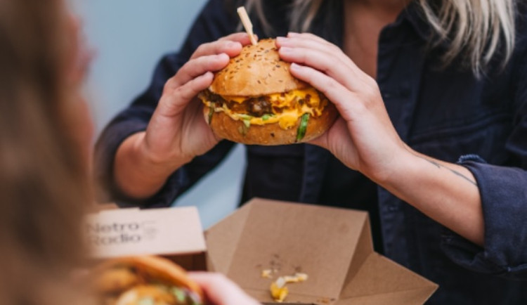 Bouda Burgers slaví 10 let! Budějce čeká obří 100 kg burger i hvězdní hosté