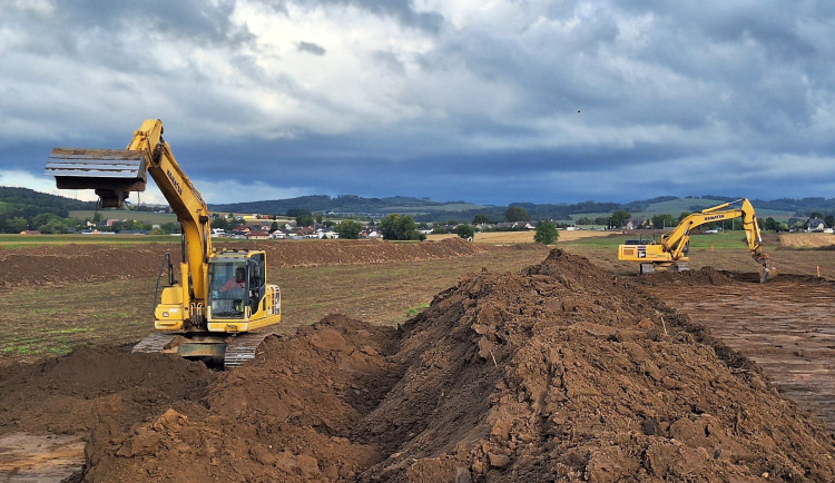 Zahájeno. První bagry na stavbě dálnice z Mohelnice do Starého Města. Hotovo bude v roce 2029