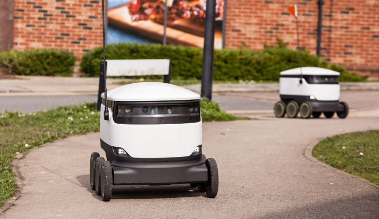 V Karlíně budou jídlo rozvážet roboti. Poznají chodce, silnici přejedou jen po přechodu