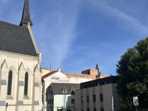 Černá stavba z historického centra zmizí, úřady již s vlastníkem jednají o odstranění