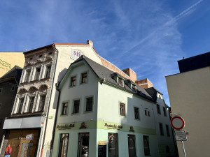 Černá stavba z historického centra zmizí, úřady již s vlastníkem jednají o odstranění