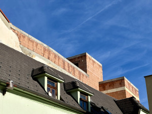 Černá stavba z historického centra zmizí, úřady již s vlastníkem jednají o odstranění