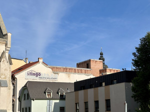 Černá stavba z historického centra zmizí, úřady již s vlastníkem jednají o odstranění