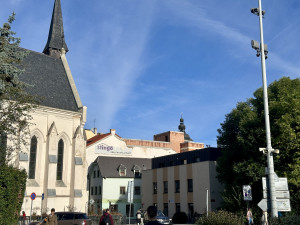 Černá stavba z historického centra zmizí, úřady již s vlastníkem jednají o odstranění