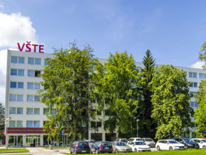 Na VŠTE hledají cesty, jak čelit dezinformacím. Pomůže umělá inteligence
