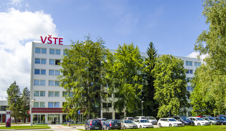 Na VŠTE hledají cesty, jak čelit dezinformacím. Pomůže umělá inteligence